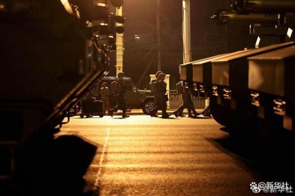 寻牛堂 受阅部队已集结准备，战士们身如青松挺拔